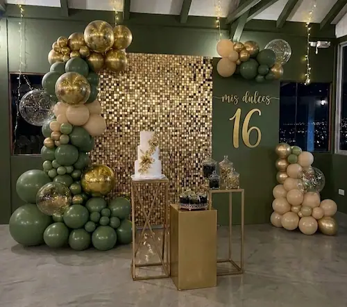Panel shimmer wall dorado mate con globos para eventos